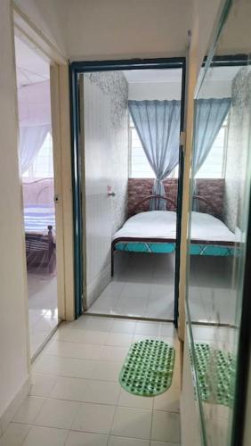 Ένα ή περισσότερα κρεβάτια σε δωμάτιο στο Comfy Home Near to Penang Hill