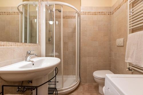 W łazience znajduje się umywalka, prysznic i toaleta. w obiekcie La Corte del Podestà w mieście Sarteano