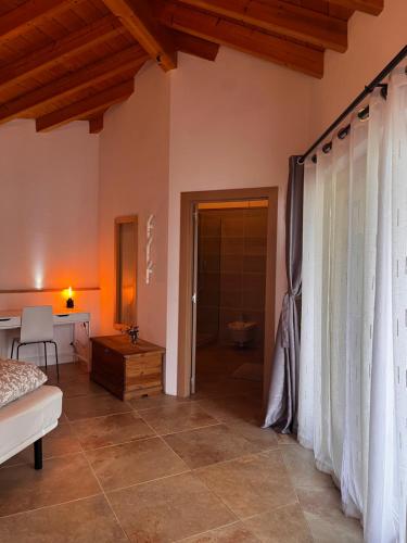 sypialnia z łóżkiem i łazienką w obiekcie Pilgrims Rest - Vila Nova de Cerveira - Hostel - Albergue - AL w mieście Vila Nova de Cerveira