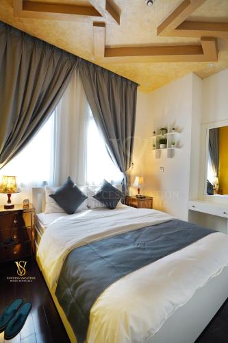 Postel nebo postele na pokoji v ubytování Dubai marina , Success Luxury apartments, near JBR beach and metro station-daily free housekeeping included