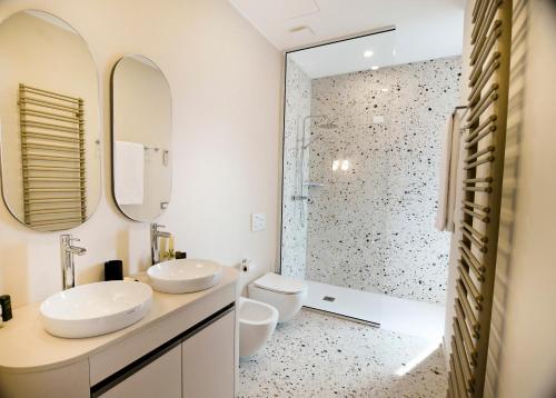 ein Bad mit 2 Waschbecken und einer Dusche in der Unterkunft Maison Boutique Al Redentore in Venedig