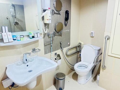 a bathroom with a toilet and a sink at Nusk Al Madinah in Medina