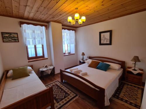 Postel nebo postele na pokoji v ubytování SANTA ROOM-OLD BAZAAR CENTER-Gjirokaster