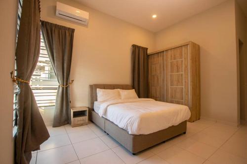 Un dormitorio con una cama grande y una ventana en Krubong Bungalow Homestay [WiFi equipped], en Kampong Kerubong
