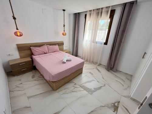 um quarto com uma cama num piso de mármore em Calpe apartamento lujoso bajo terasa piscina aire cerca playa pueblo em Calpe