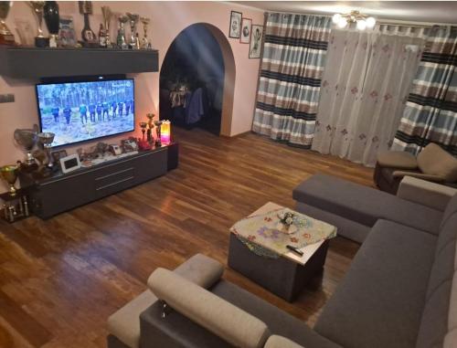 uma sala de estar com um sofá e uma televisão em Dom na Air show Radom 2023 
