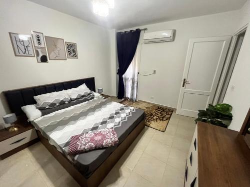 1 dormitorio con 1 cama grande en una habitación en Madinaty Kian Al Deafah , New Cairo مدينتي en Madinaty