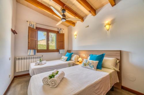 Ideal Property Mallorca - Son Frau في ماناكور: غرفة نوم بسريرين عليها مناشف