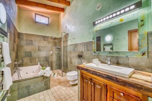 La salle de bains est pourvue d'un lavabo, d'une baignoire et de toilettes. dans l'établissement Ideal Property Mallorca - Son Frau, à Manacor