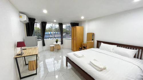 1 dormitorio con 1 cama y TV en Little Seoul, en Chiang Mai