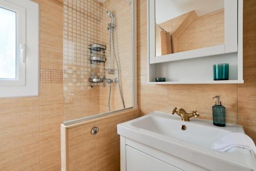 a bathroom with a sink and a shower at Casa Ola in Salou