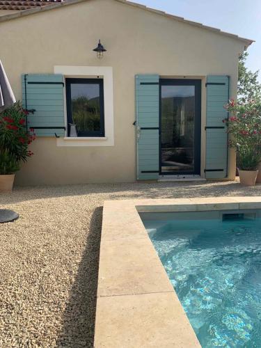 a house with a swimming pool in front of it at Le Cabanon de Livia avec piscine privée in Cucuron