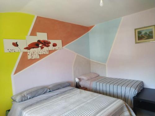 1 dormitorio con 2 camas en una habitación en Appartamento in Garfagnana, en Castelnuovo di Garfagnana