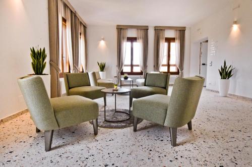 a living room with chairs and a table at Maison Boutique Al Redentore in Venice