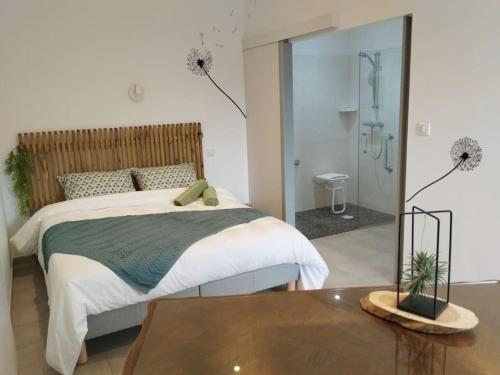 une chambre avec un grand lit et une douche dans l'établissement Escapade entre terre et mer, à Melgven