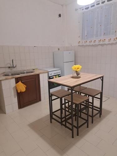 Casa Louisy 60m2 : مطبخ مع طاولة وكراسي في غرفة