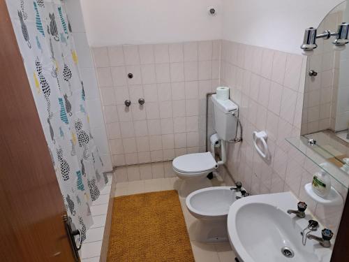 a bathroom with a toilet and a sink at Casa Louisy 60m2 