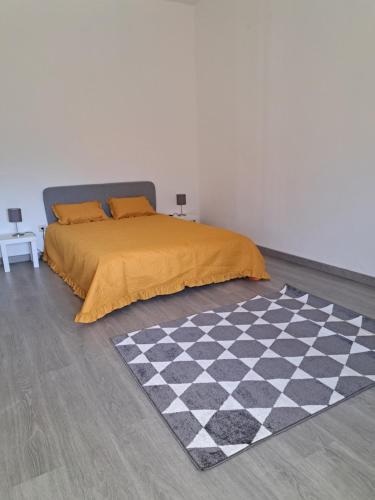 a bedroom with a bed and a checkered floor at Casa Louisy 60m2 