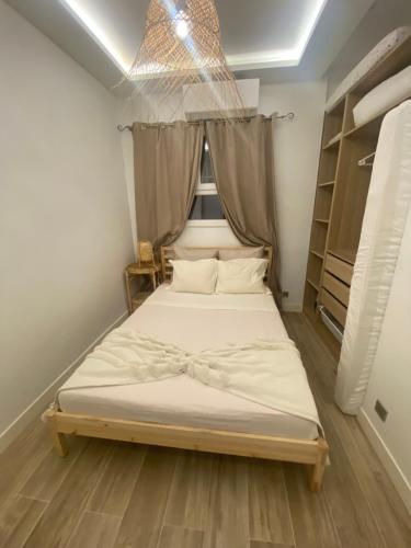 - une petite chambre avec un lit et une fenêtre dans l'établissement 2 pièces Cozy, à Nice