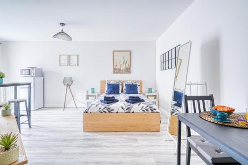 une chambre avec un lit au milieu d'une pièce dans l'établissement LOGEMENT ABEL Classé 1 étoile, Évry-Courcouronnes