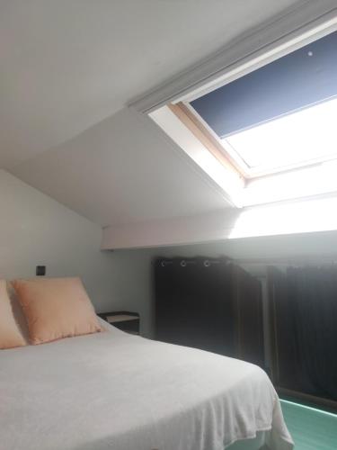 En eller flere senge i et værelse på La Petite Maison Près de Paris