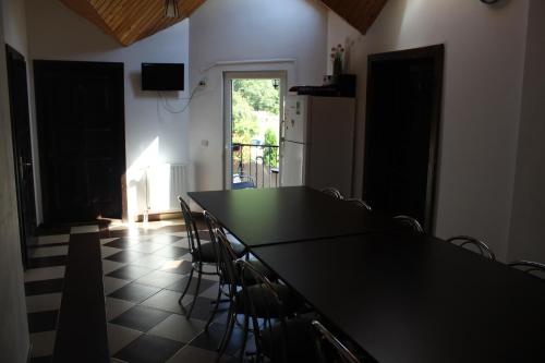 cocina con mesa y sillas en una habitación en Casa Erika, en Moieciu de Sus