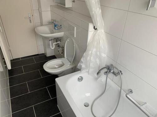 Vonios kambarys apgyvendinimo įstaigoje Beautiful Apartment in Center of Küblis