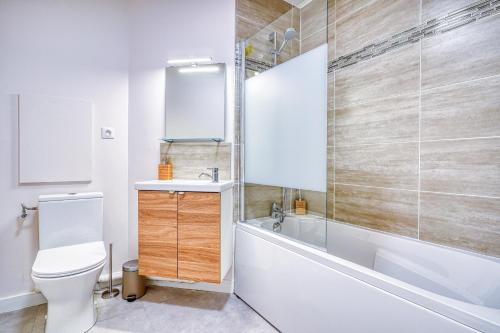une salle de bain avec toilettes, lavabo et baignoire dans l'établissement LOGEMENT ABEL Classé 1 étoile, Évry-Courcouronnes
