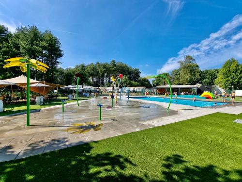 een park met een zwembad en een speeltuin bij Vakantiepark Breebos: Empty Lots for tents and mobile homes in Rijkevorsel