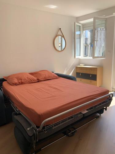 Postel nebo postele na pokoji v ubytování TERRA Studio cosy et calme proche du centre avec parking TV et Wifi