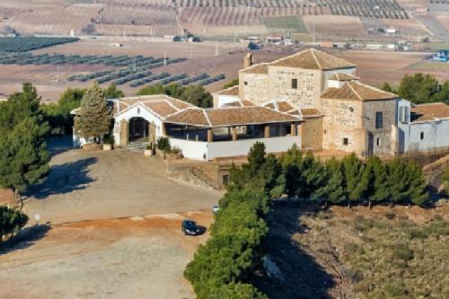 eine Luftansicht eines großen Anwesens mit einem Haus in der Unterkunft Casa de Tina y Cora in Mora