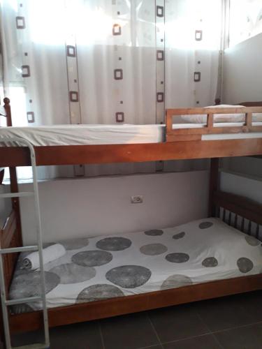 Divstāvu gulta vai divstāvu gultas numurā naktsmītnē Anza Camping