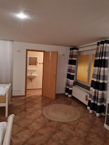 an empty living room with a bathroom and a sink at Zur Sonnenblume in Beyernaumburg
