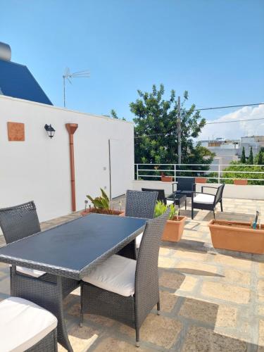 - une table et des chaises noires sur la terrasse dans l'établissement Salento Gallipoli Dream Life, à Parabita