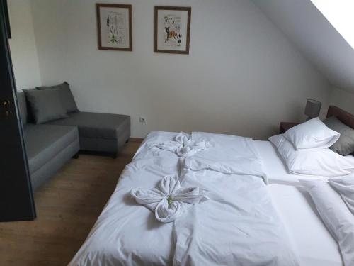 Un dormitorio con una cama blanca con una flor. en ECO RIBELLIUM, en Gánt