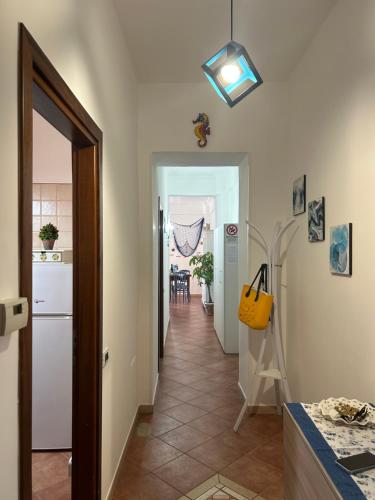 un pasillo que conduce a una cocina y un pasillo con una mesa en Sissi House Salerno, en Salerno