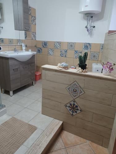 een badkamer met een wastafel en een wastafel bij CASA ORCHIDEA in Carlentini