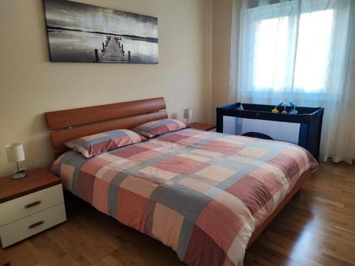 een slaapkamer met een bed, een dressoir en een raam bij Casa Vacanza Orchidea in Trieste