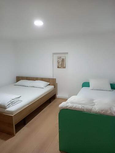 dwa łóżka siedzące obok siebie w pokoju w obiekcie Vila Nikola 