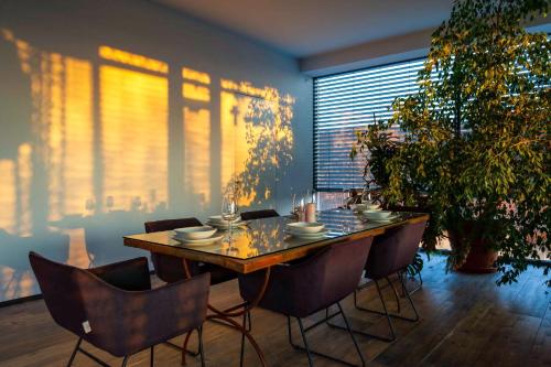 uma sala de jantar com uma mesa de madeira e cadeiras em Privatzimmer nahe Legoland em Niederstotzingen