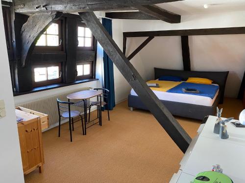 1 dormitorio con 1 cama, mesa y sillas en Haus der Begegnung, en Schieder-Schwalenberg