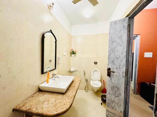 カンドリムにあるGR STAYS Sol Villa Candolim with Private Pool, Walking distance to Beachの洗面台とトイレ付きのバスルーム
