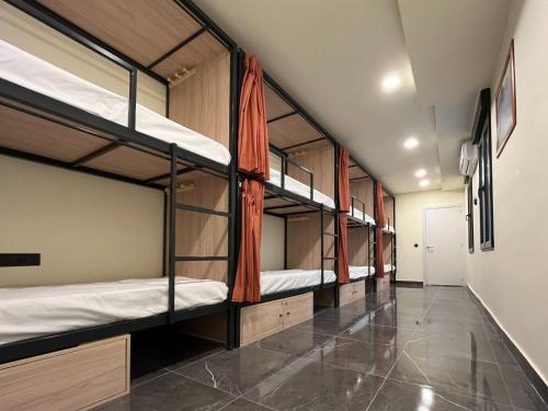 een kamer met 4 stapelbedden bij Multi Hostel Lavapies in Madrid