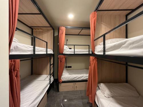 マドリードにあるMulti Hostel Lavapiesの二段ベッド3組が備わる客室です。