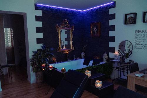 un soggiorno con una luce blu sul muro di Palmina's Apartments a Brindisi