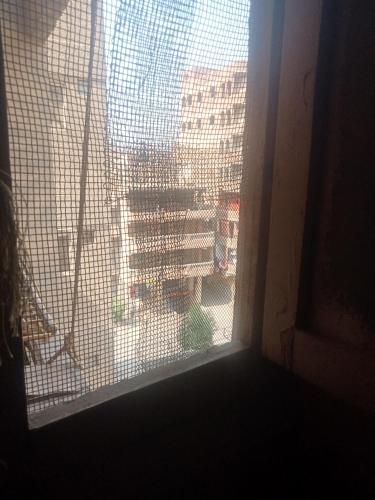 uma janela com vista para uma cidade em الخصوص القليوبيةمصر no Cairo