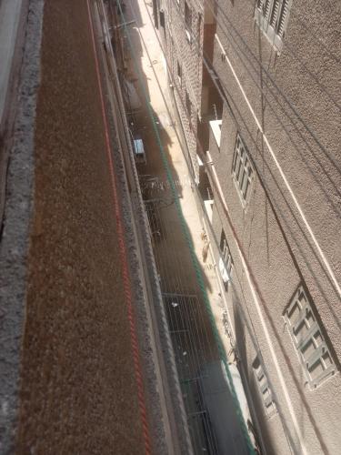 een bovengronds uitzicht op een treinspoor naast een gebouw bij الخصوص القليوبيةمصر in Caïro