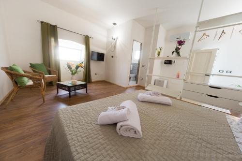 A bed or beds in a room at Giardino Nascosto