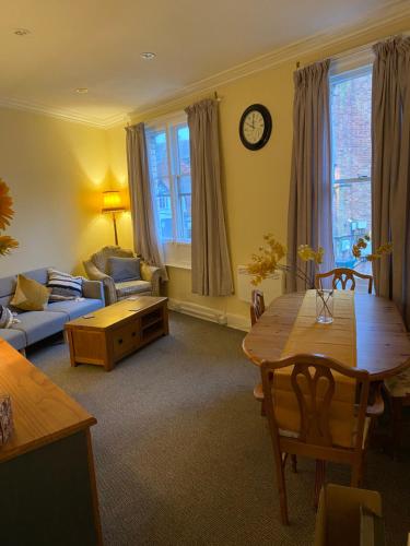 un salon avec un canapé et une table dans l'établissement Whitchurch Shropshire Town duplex flat, à Whitchurch