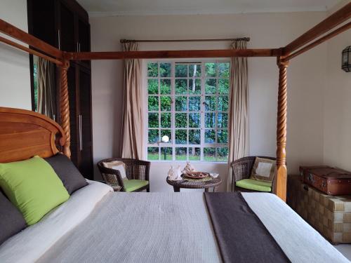 een slaapkamer met een bed en een groot raam bij Kisuri Resort 